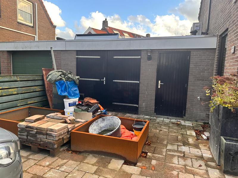 De binnenplaats in aanbouw met plantenbakken, waar de perenbomen komen